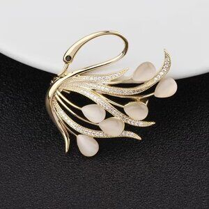 Swan Crystal Studded Brooch Pin Elegant Pave Goldtone NEW! 136A4